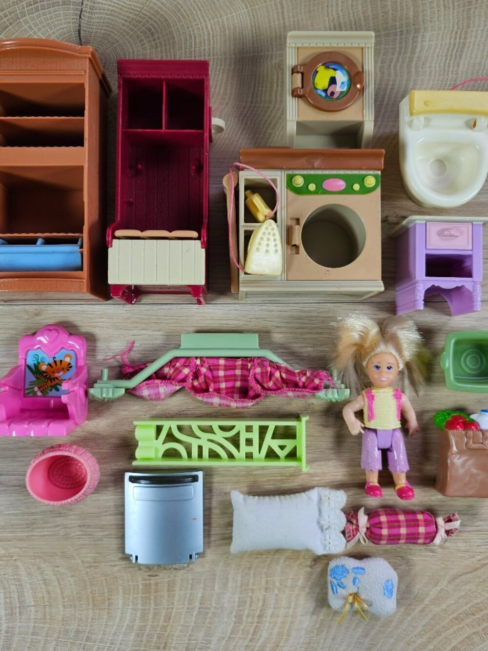 Fisher Price Loving Family Lot of 16 Pieces Furniture Sister Doll Pillows Hamper - Picture 2 of 11